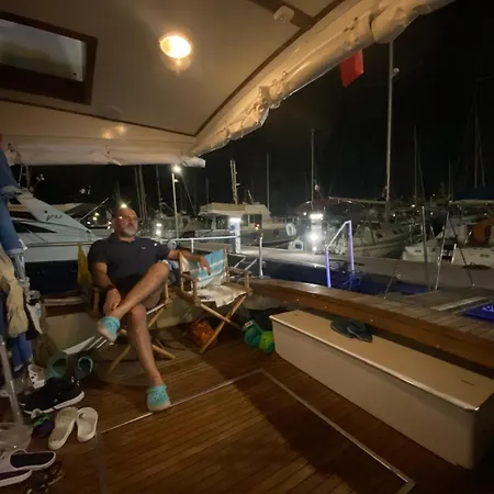 Delphin 4 Odysea It ספינת מלון *