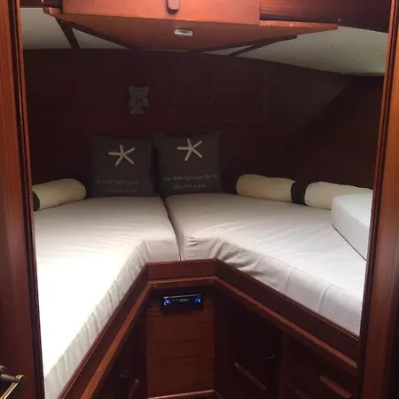 Delphin 4 Odysea It ספינת מלון